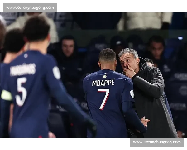 温情重逢！梅西通道内拥抱恩里克 巴黎老友跨越胜负的足坛情谊